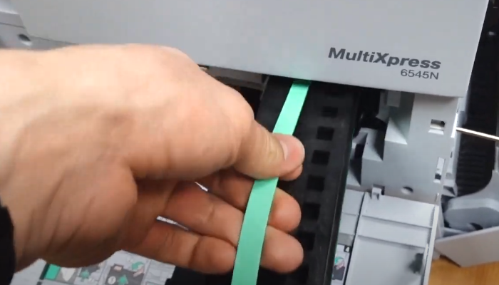 Фото 23. На другой стороне блока извлекаем при помощи тонкогубц крестообразную шестерню