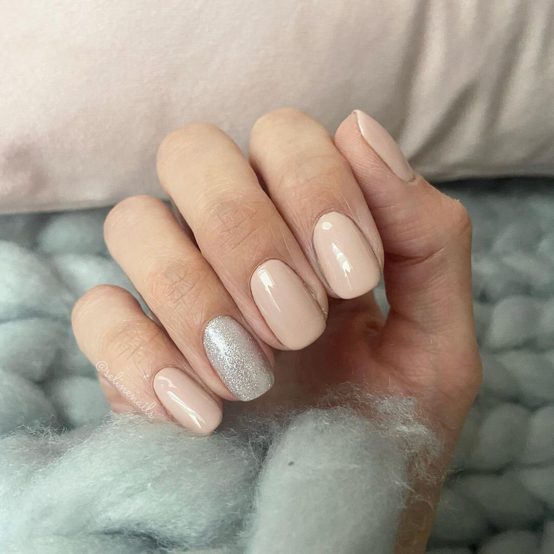 Готовимся к новогодней вечеринке: как правильно подобрать лак для ногтей к платью