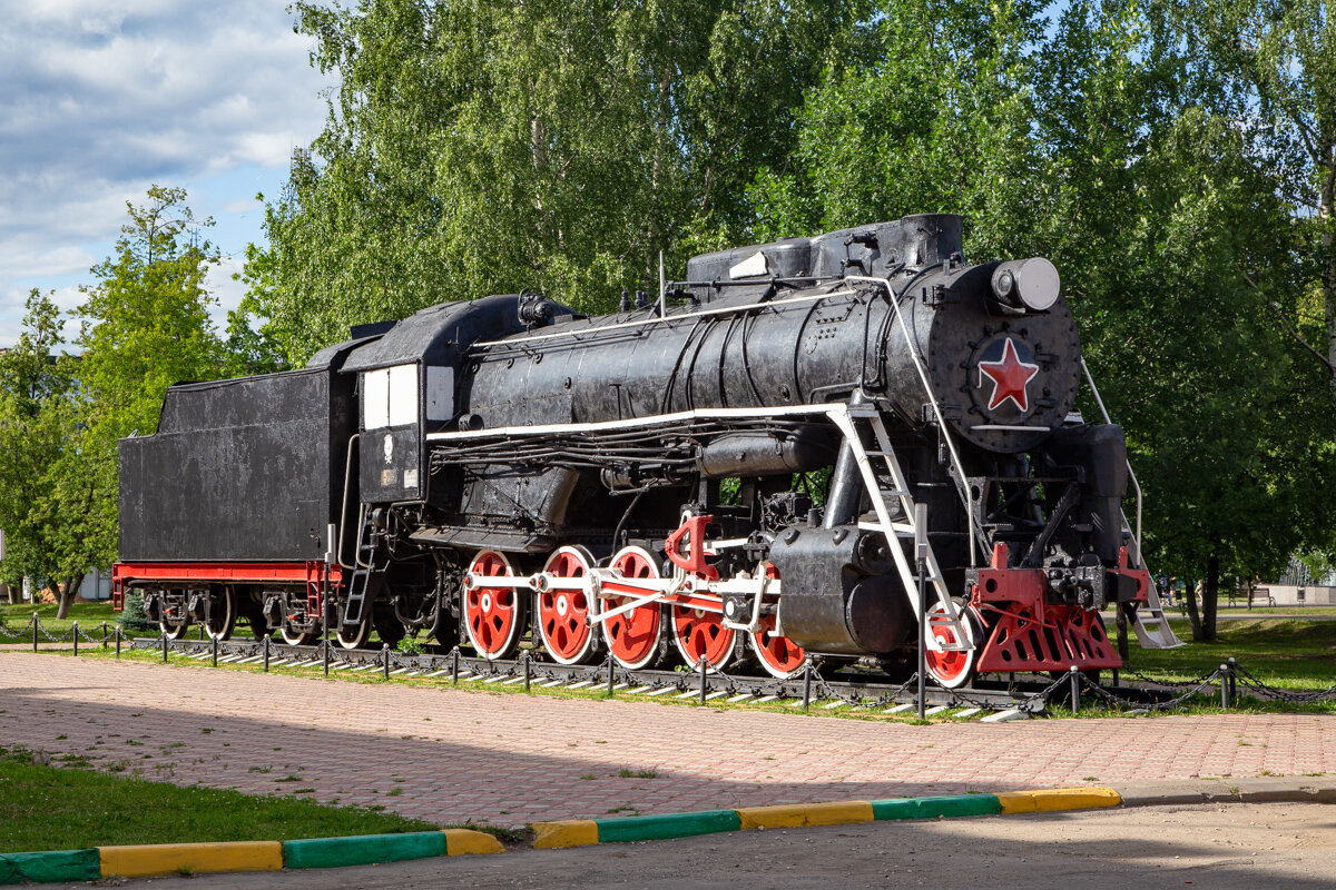 паровоз-памятник Л-2162 на привокзальной площади