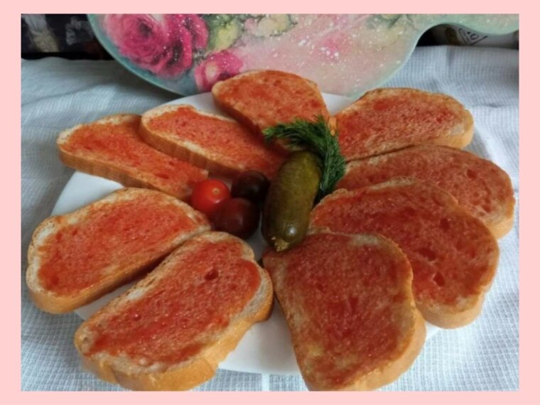 Намазываем кетчупом хлеб. 