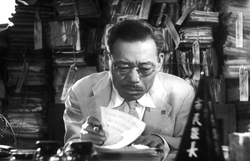 Нелегка работа начальника отдела по делам общественности. 