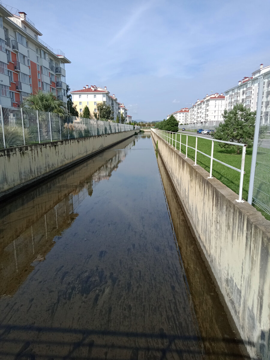 Канал между двух кварталов - память о болотистом прошлом