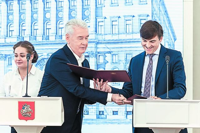 Сергей Собянин и глава Минпросвещения Сергей Кравцов считают, что система образования Москвы – одна из лучших в мире. Поэтому опыт столицы надо использовать в школах страны. Фото из телеграм-канала Сергея Собянина