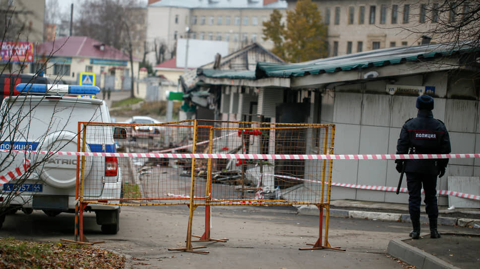 Фото: Иван Калинников / Коммерсантъ📷Сотрудники полиции на месте пожара