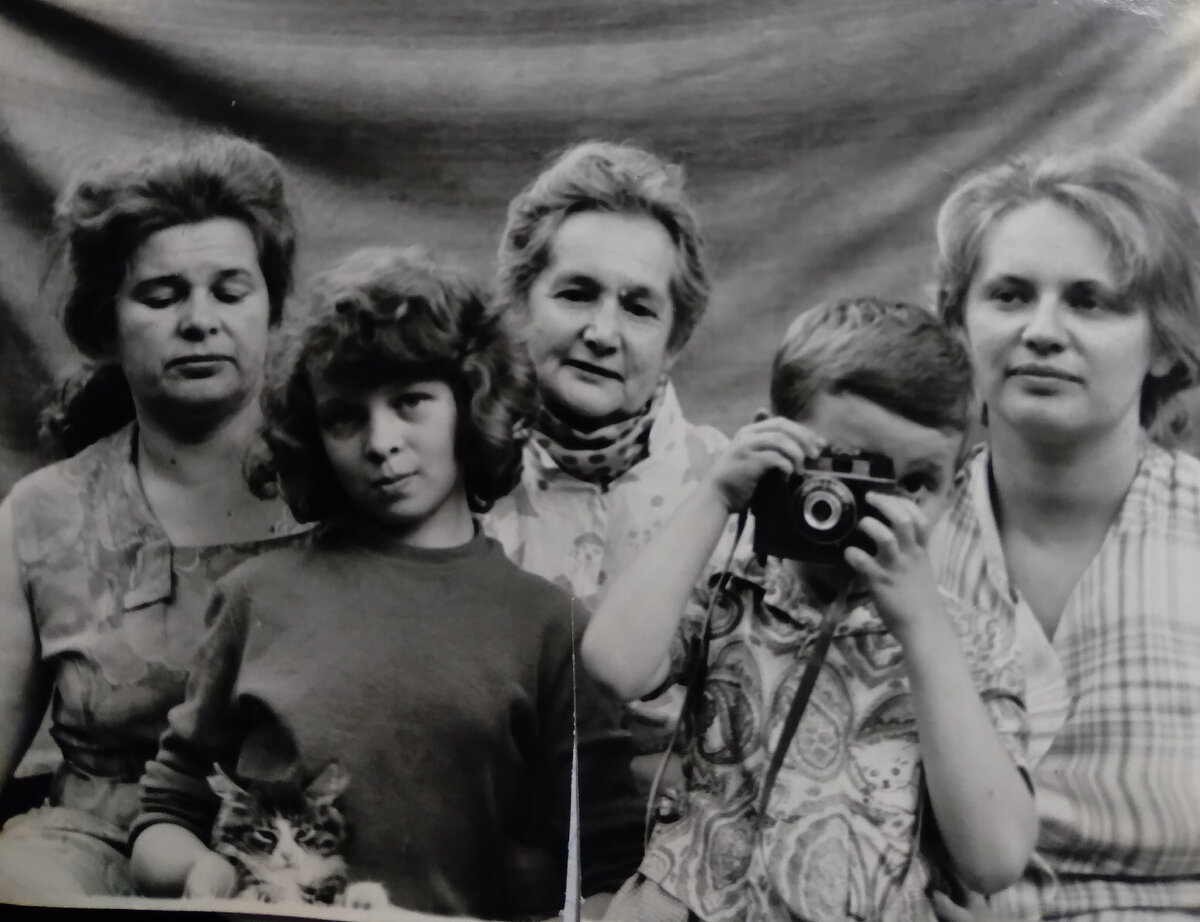 Моя мама со своей мамой, со своей младшей сестрой и племянниками. 1973 год