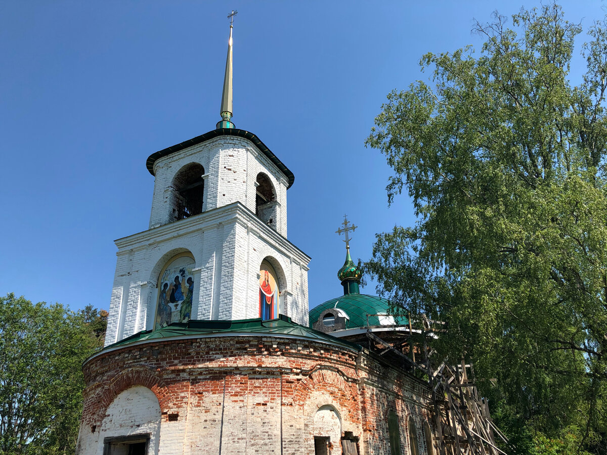 Троицкая церковь в селе Юркино Бежецкого района. Лето 2021 года. Фото автора.