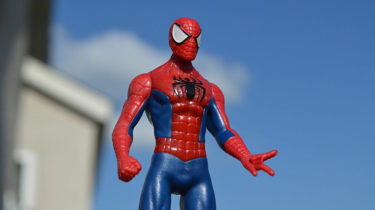     В Ростове-на-Дону на проспекте Малиновского очевидцы сняли на видео мужчину, который перепрыгивал с фуры на фуру.