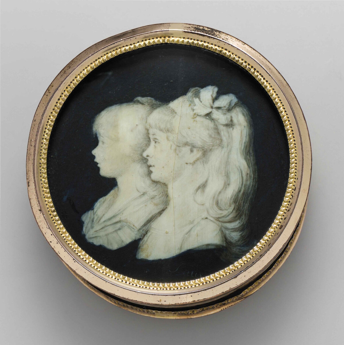 Табакерка. Франция, 1783-1789 гг. Художник: П.Ж. Соваж. Кость, черепаха, медь, стекло. Акварель, золочение.
Общая высота: 2,4 см; диаметр: 6,8 см; диаметр миниатюры: 5,5 см; высота: 1,6 см (табакерка); высота: 1,1 см (крышка).

