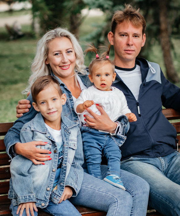 Ваня с мамой, папой и сестренкой.