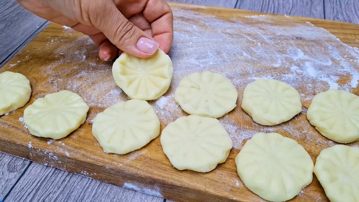 Покупаю две картофелины и иду готовить потрясающую закуску для мужа - он очень любит, съедает по 15 штук за раз Покупаю две картофелины и иду готовить потрясающую закуску для мужа - он очень любит, съедает по 15 штук за раз