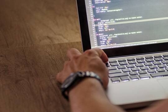    Минцифры разрабатывает программу по возвращению в Россию уехавших IT-специалистов