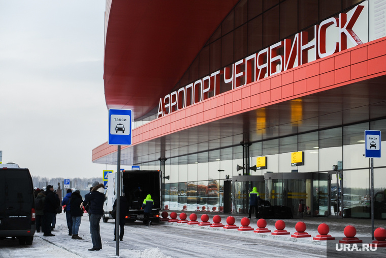    Администрация челябинского аэропорта просит пассажиров уточнять на онлайн-табло время вылета и прилета рейсов, так как из-за непогоды они могут задержаться