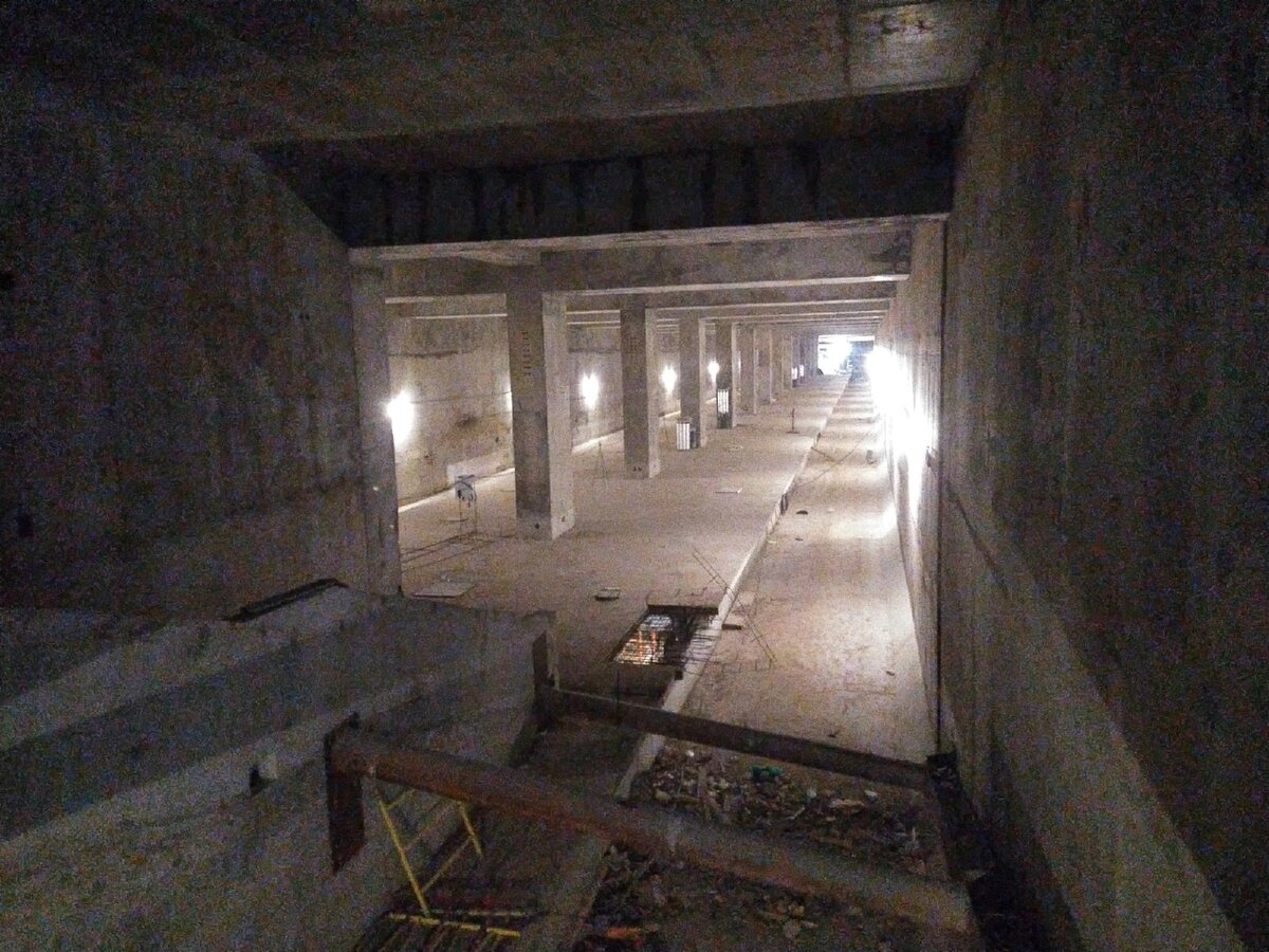 📸1: Вид на платформу станции из южного вестибюля.