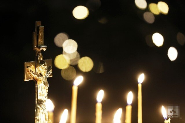    Крест и свечи Дарья Драй © ИА REGNUM