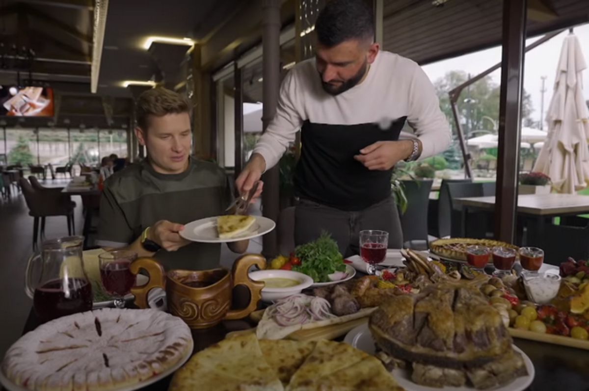 Александр стс просто кухня. Шеф повар на стс александр. Александр белькович 100 мест где поесть. Александр белькович 100 мест где поесть. Передачи про еду и путешествия.