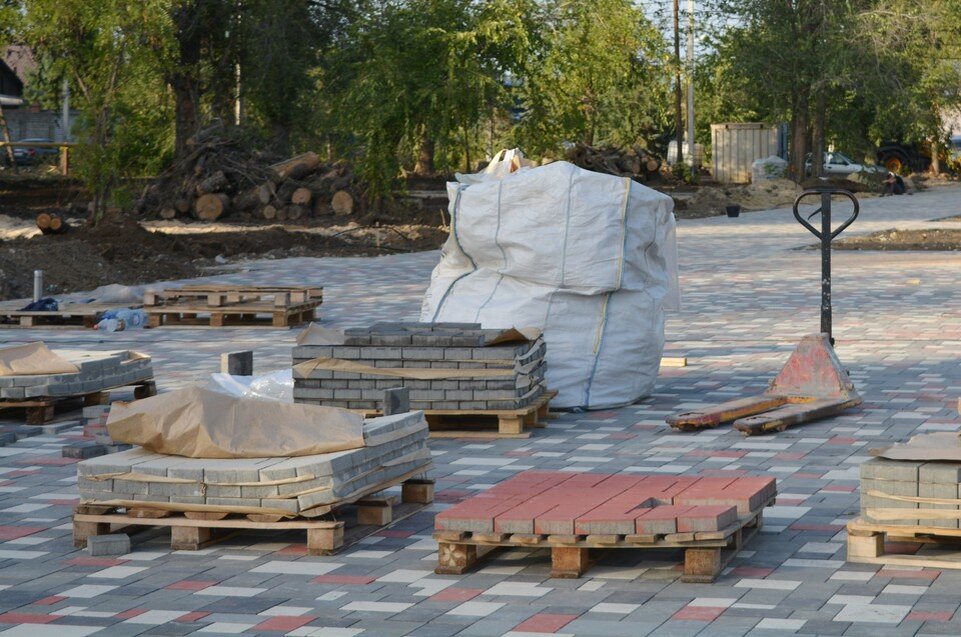     Дорожки и площадь вымостят плиткой. Инна ШЕРЕМЕТЬЕВА