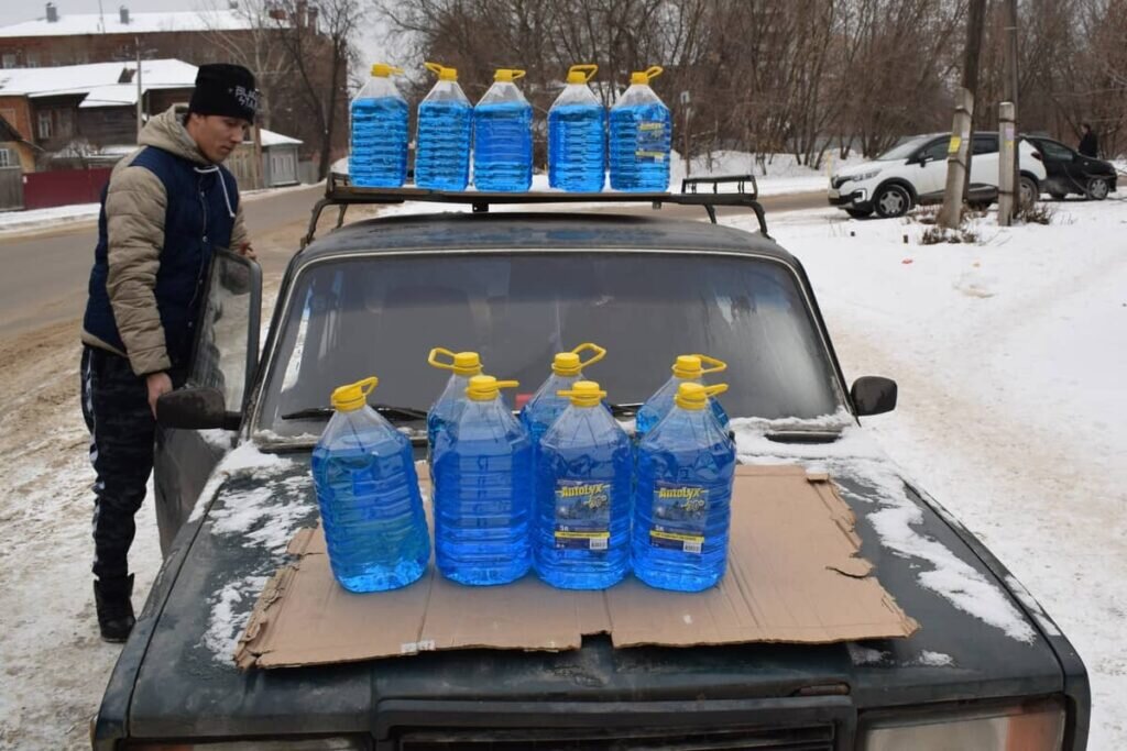 Чем дешевая зимняя омывайка с обочины лучше дорогой из магазина | 5 ...