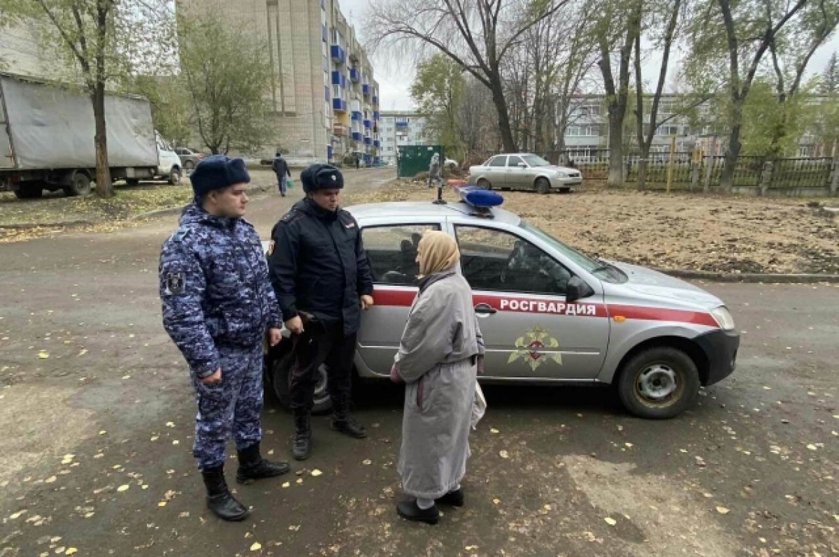    В Сызрани пенсионерки поблагодарили росгвардейцев за помощь