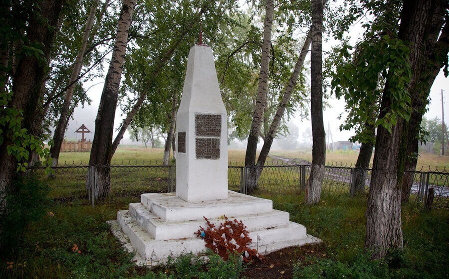 Первый памятник (Фото из открытых источников)