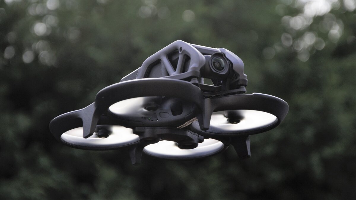    DJI Avata оснащён твёрдой защитой пропеллеров. Фото: techradar.com