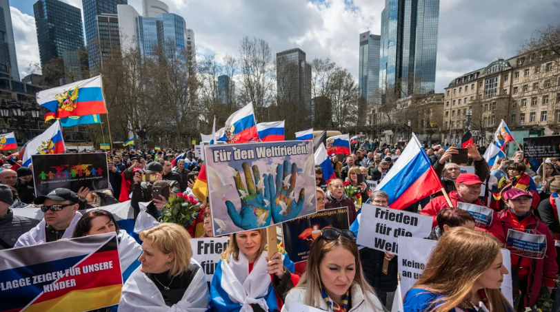 На пророссийской демонстрации во Франкфурте-на-Майне участники требуют "мира во всём мире" © Thomas Lohnes/Getty Images