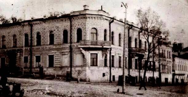 На редком дореволюционном фото видно, что изначально здание было светлым, а балконы имели фигурные кованые ограждения