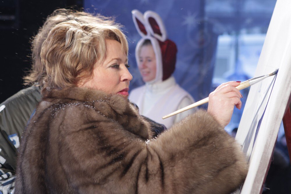 Валентина Матвиенко пишет картину
