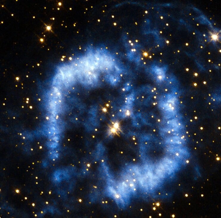 Планетарная туманность Менцель-2. Фото телескопа Хаббл. 