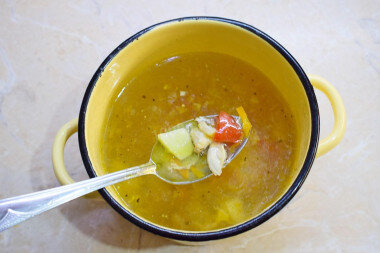 Пока варится картофель займитесь овощной зажаркой. Лук и морковь очистите от кожуры и ополосните. Лук мелко нарежьте, а морковь натрите на крупной терке. на сковороду налейте немного растительного масла и обжарьте овощи на небольшом огне пару минут. Затем добавьте в сковороду нарезанный болгарский перец. Перец можно нарезать как крупными кусочками, так и мелкими. Обжарьте все овощи еще 2-3 минуты и выложите поджарку в кастрюлю с супом.
ШАГ 5:
По вкусу добавьте в суп немного соли и специи. Проварите все вместе 1-2 минуты и снимите кастрюлю с огня. Суп готов! Приятного аппетита!