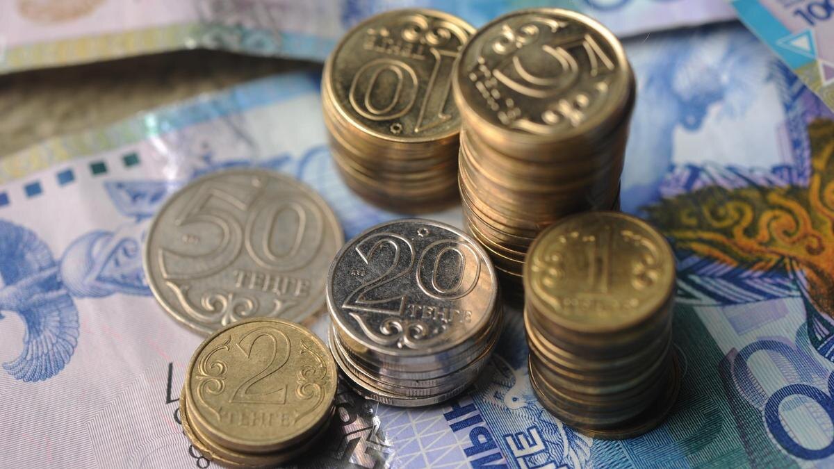    Монеты лежат на купюрах тенге:NUR.KZ/Владимир Третьяков
