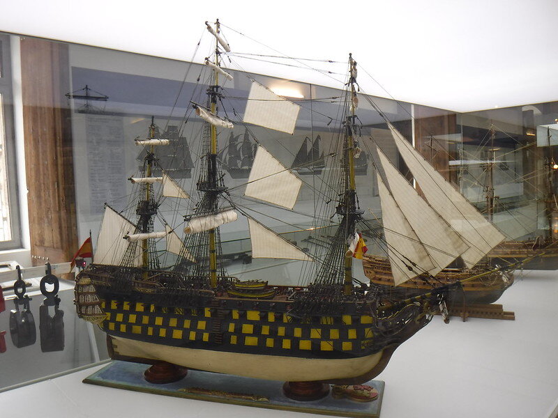 
140-пушечный “Сантиссима тринидад” – при Трафальгаре на него “навалились” 7 английских кораблей, потопить не смогли, но взяли на абордаж, при перегоне в Англию затонул во время шторма…