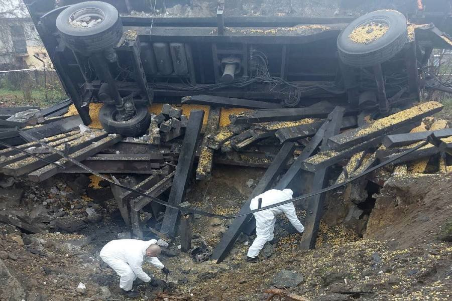 Эксперты осматривают место попадания ракеты в Пшеводуве, Польша. - Фото: AP/TASS