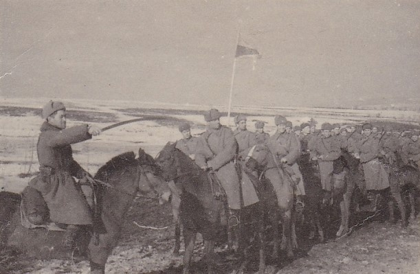 Заместитель по политической части командира 214-го кавалерийского полка майор И.Д. Цериков ставит боевую задачу разведчикам, 1944 г. Источник: https://vk.com/cavalryrkka