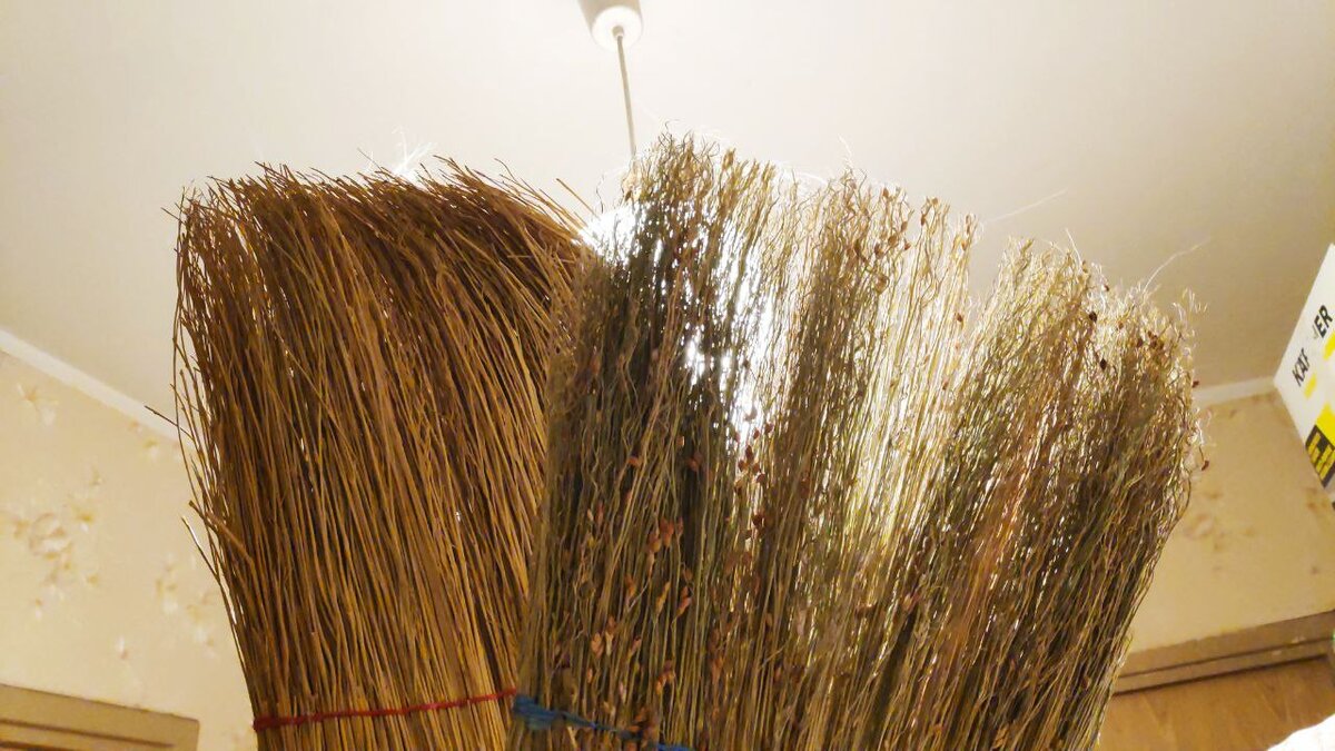 Старое... и новое. Старый трехпрошивной веник, если чо, слева. А над новым почти нимб светится!