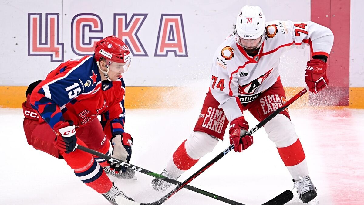    Игрок ЦСКА Павел Карнаухов (слева) и игрок "Автомобилиста" Ник Эберт© РИА Новости / Алексей Филиппов