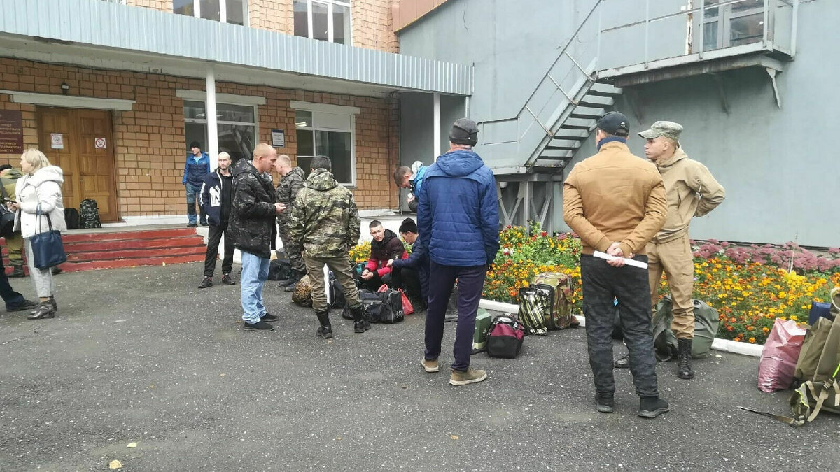     Жены добровольцев из Удмуртии, ушедших участвовать в спецоперации на Украине, попросили главу региона и вице-премьера по соцполитике о встрече. Эту просьбу они высказали во время прямого эфира 1 декабря в соцсетях с зампредседателя правительства республики Татьяной Чураковой.