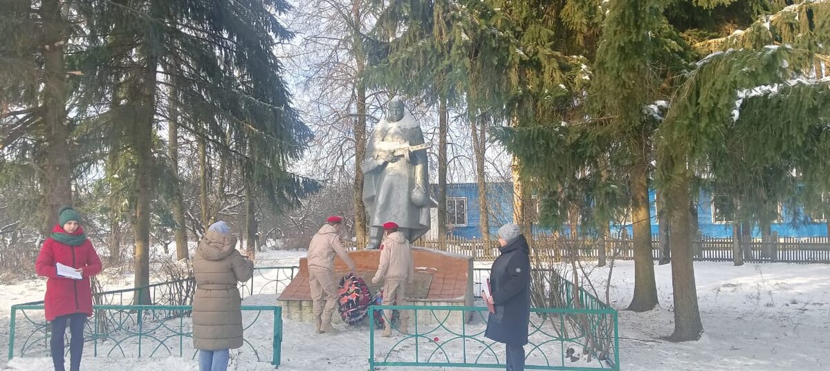 Возложение венка к памятнику односельчанам, погибшим на фронтах Великой Отечественной войны