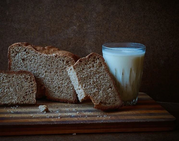 Хлеб и молоко (иллюстрация из открытых источников)