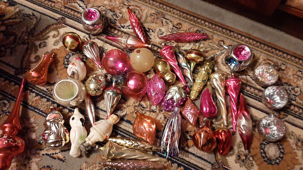 когда-то мама покупала самые красивые игрушки наборами. а это - все что осталось...это доча без меня перебирала в маминой квартире, когда еще мама жива была. У них теперь другая хозяйка. Она тоже наряжала ими елку в детстве.