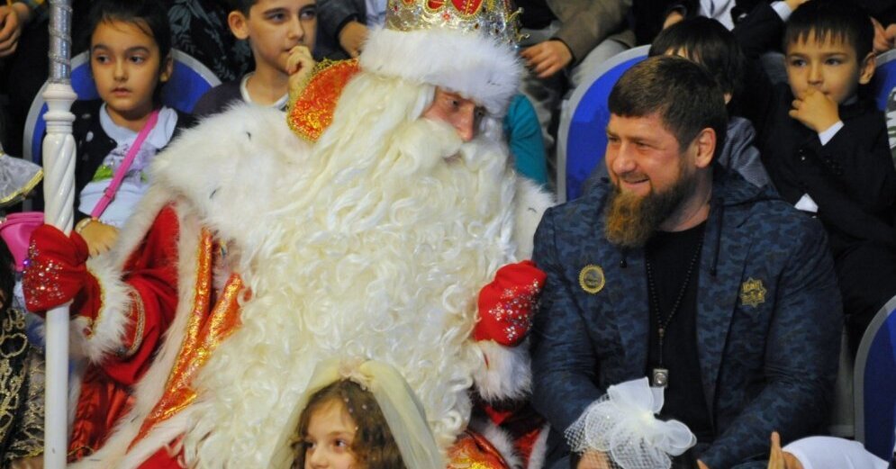 А теперь познакомим вас с традицией празднования Нового года на Кавказе... И у каждого народа, — а их здесь столько!  — Деды Морозы есть свои!