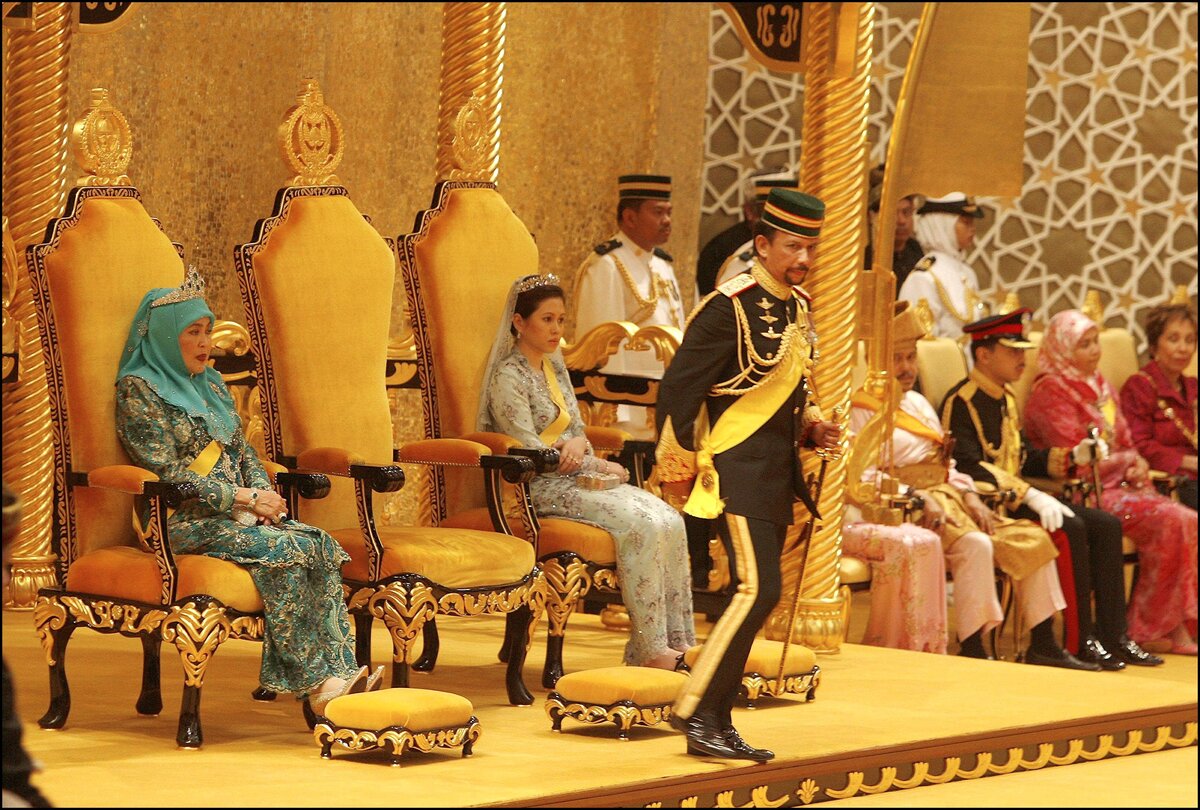 «Единственной ты не будешь никогда»: как девушки попадают в современные гаремы, сколько зарабатывают и с чем оттуда уходят