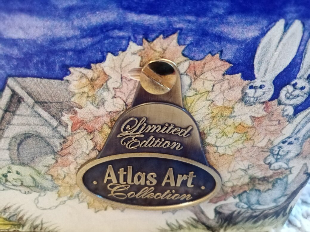 Движущийся колокольчик, отмечающий ограниченный тираж. Думается, если не разобью случаем, то набор имеет все шансы когда-нибудь стать антиквариатом. Фото автора.