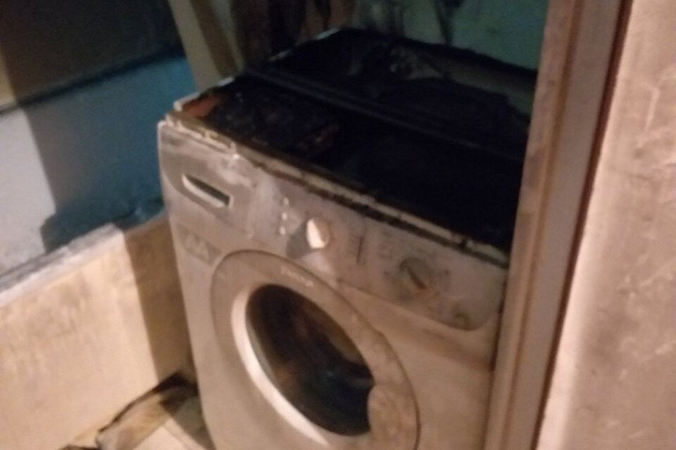     К счастью, пожар удалось быстро потушить и он не успел перекинуться на другие комнаты. Фото: МЧС