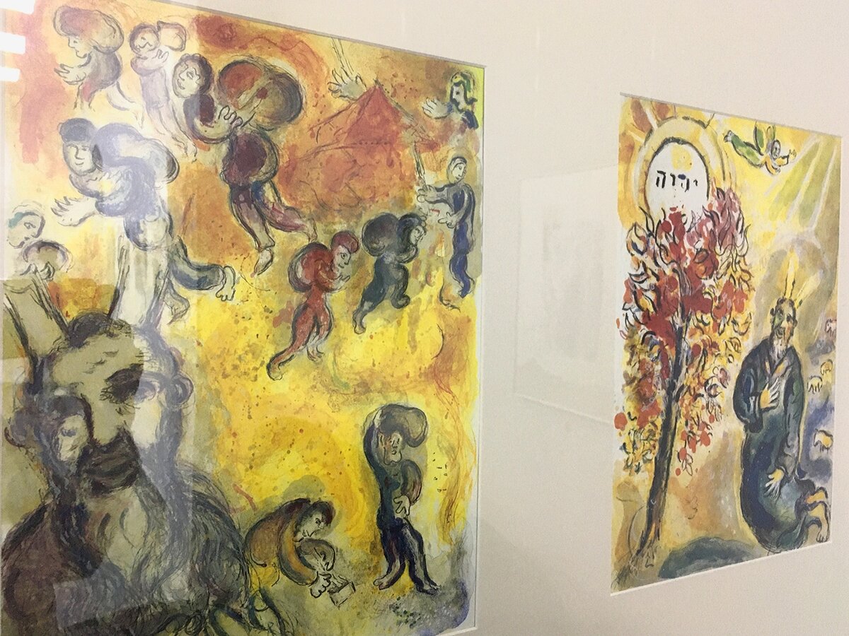 Слева: Моше разделяет страдания своего народа. Справа: Горящий терновый куст