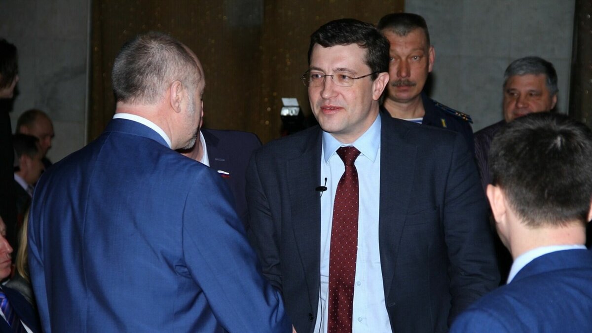     Стилист-имиджмейкер Ирина Малышева посоветовала губернатору Нижегородской области Глебу Никитину и мэру Нижнего Новгорода Юрию Шалабаеву носить часы. Это важный элемент делового образа, отметила собеседница NewsNN.