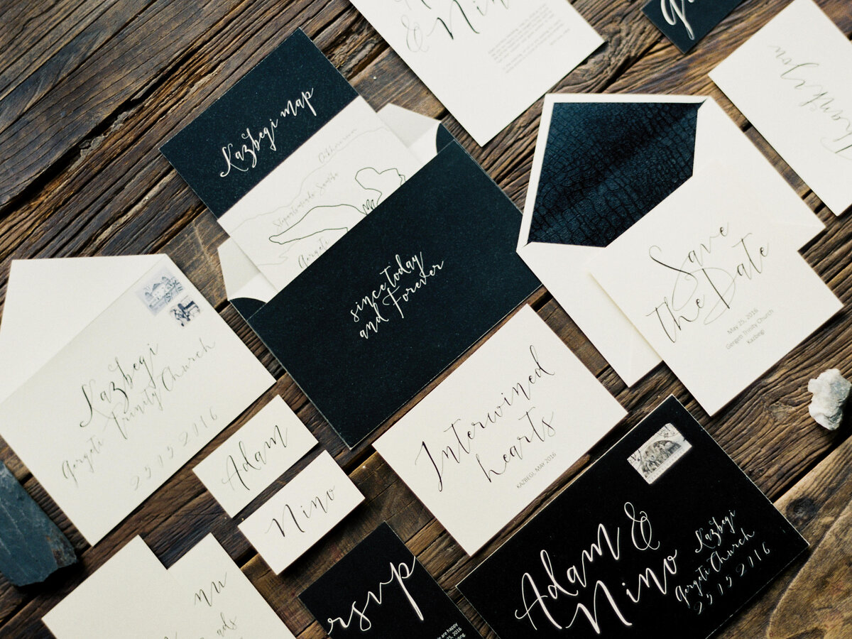    Черно-белое приглашение на свадьбуLegion-Media