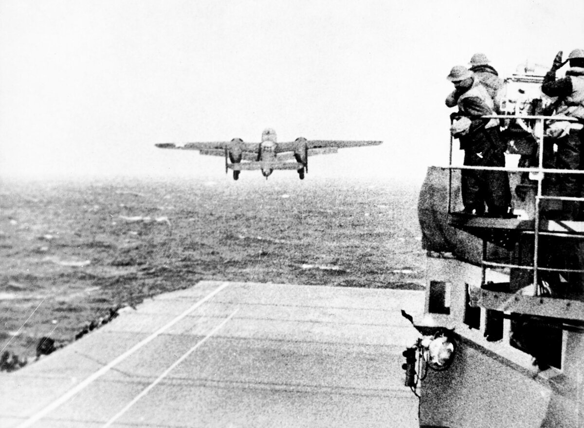 B-25 взлетает с палубы авианосца «Хорнет»