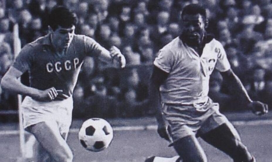   Советская футбольная звезда Валерий Воронин в борьбе с легендарным бразильцем Пеле. Фото: footballinussr