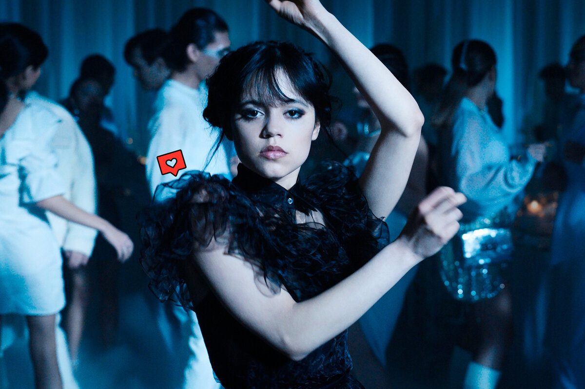     Почему все обожают черное платье Уэнсдей Аддамс - и где купить похожее на Новый год