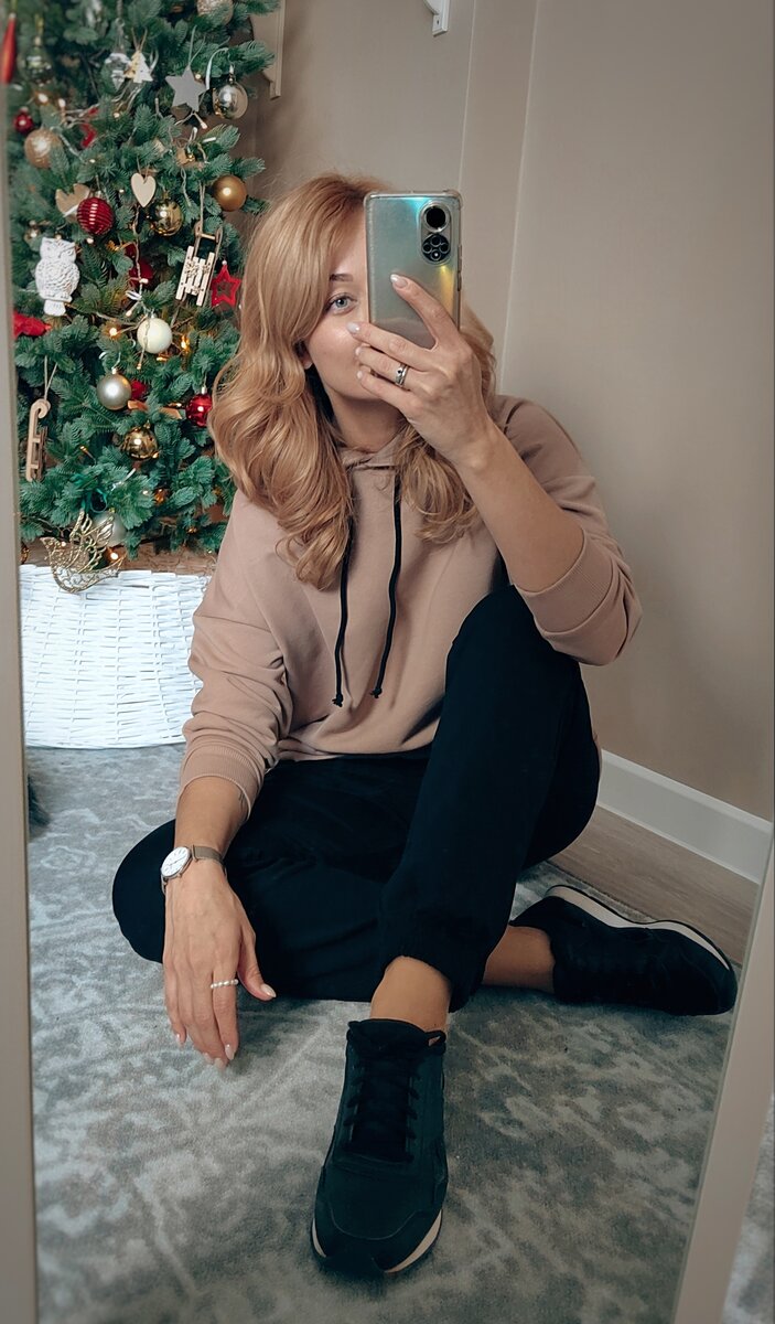 На мне худи в бежевом цвете и черные джоггеры. Все в размере S. Напомню, что мой рост 169 см. Обхват талии 65 см, а бедер 95 см. Если хочется, чтобы брюки сидели свободнее, то смело берите на один размер больше.  Артикул худи WB — 33897524, артикул брюк — 91929255